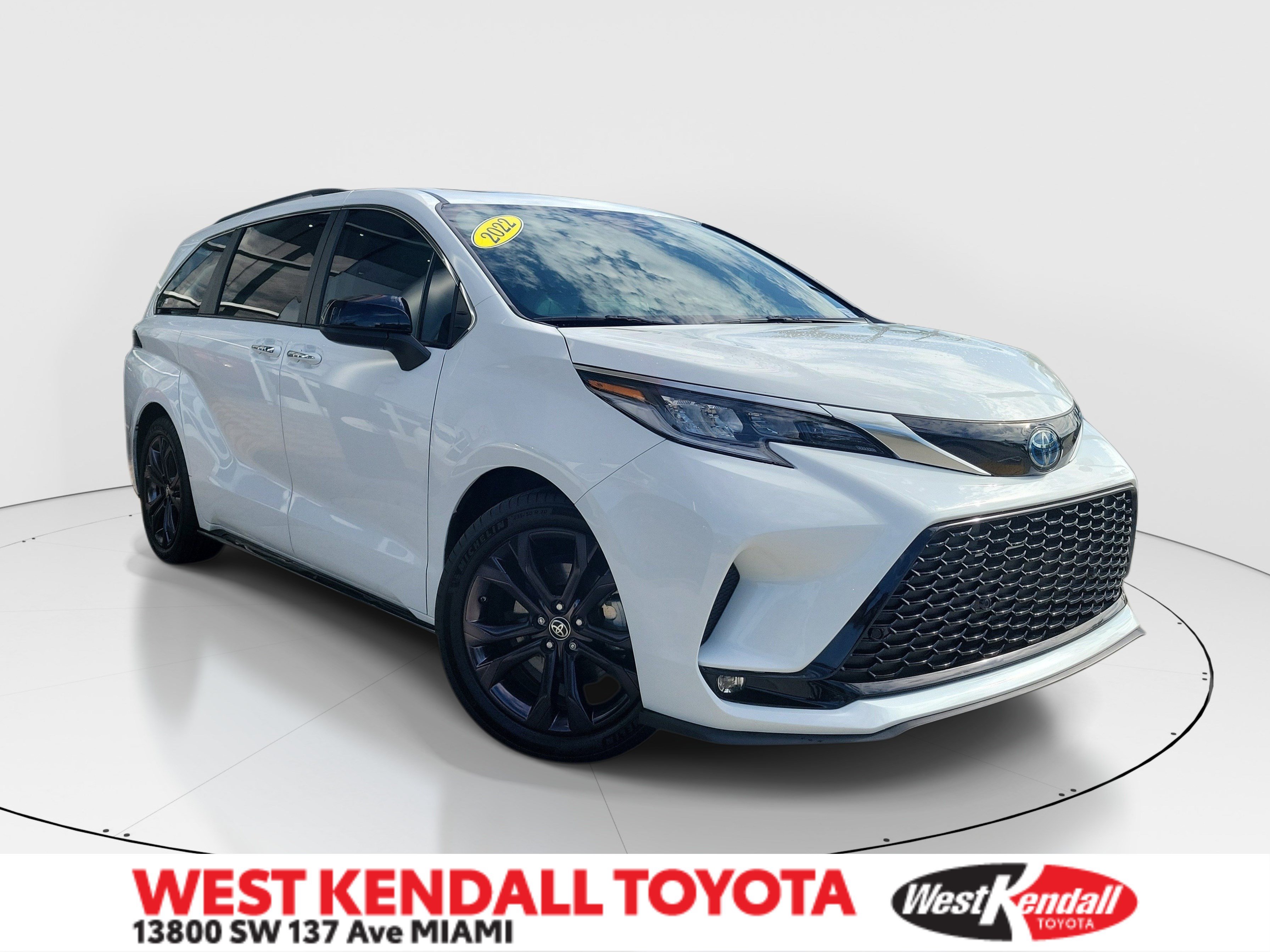 Used 2022 Toyota Sienna XSE FWD image 1