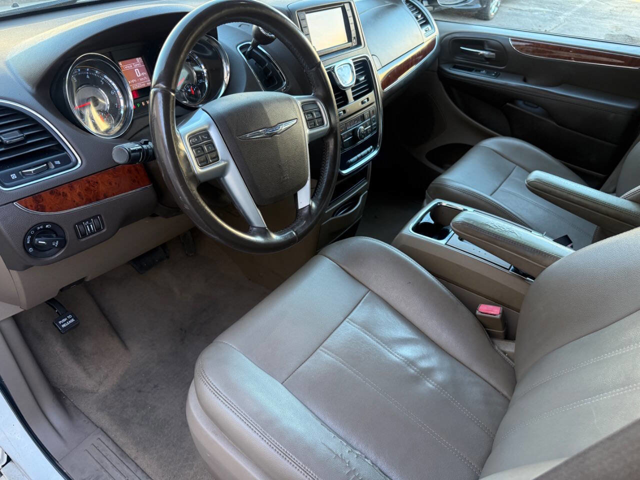 Used 2013 Chrysler Town & Country Touring image 4