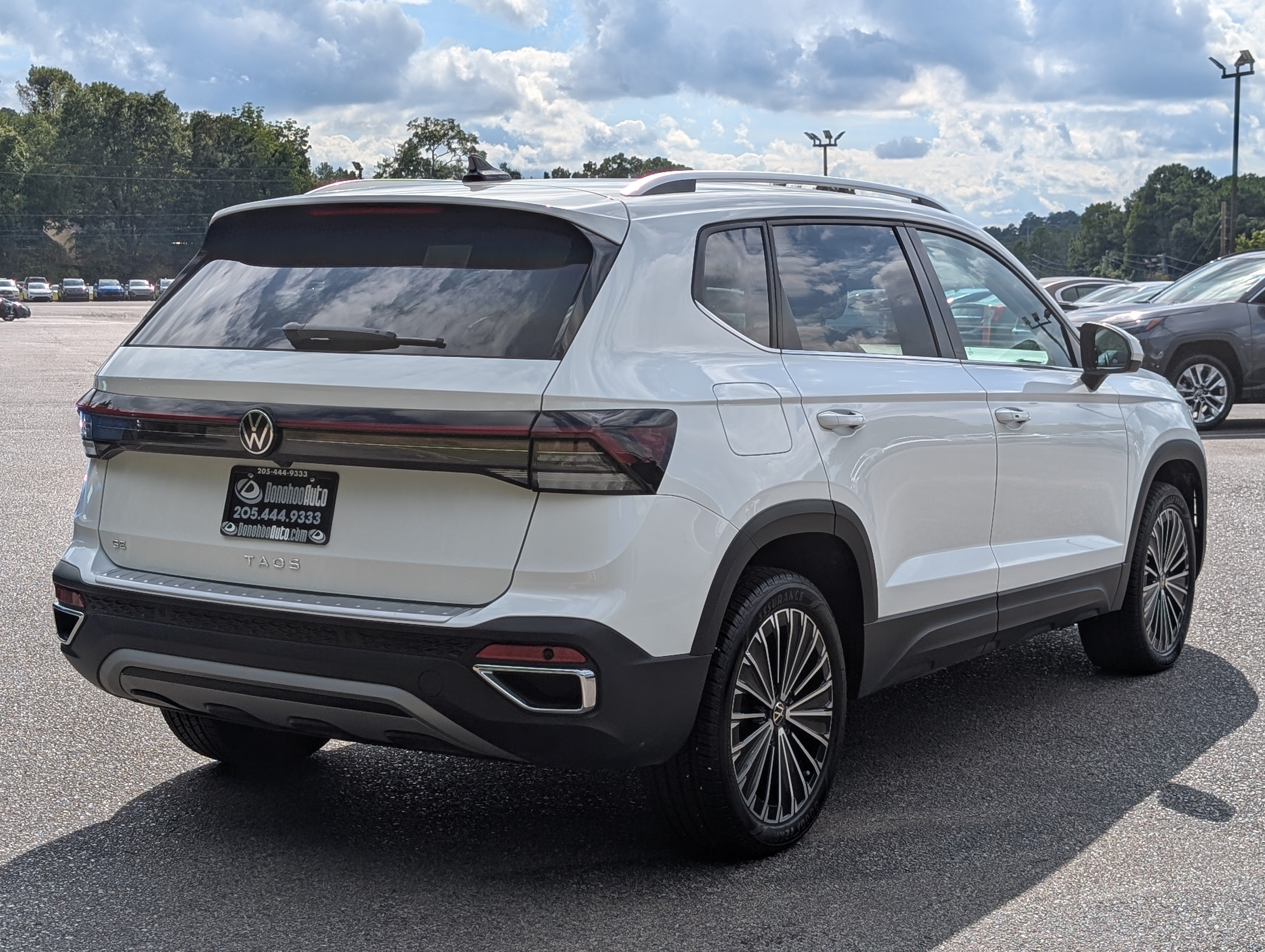 Used 2025 Volkswagen Taos SE FWD image 9