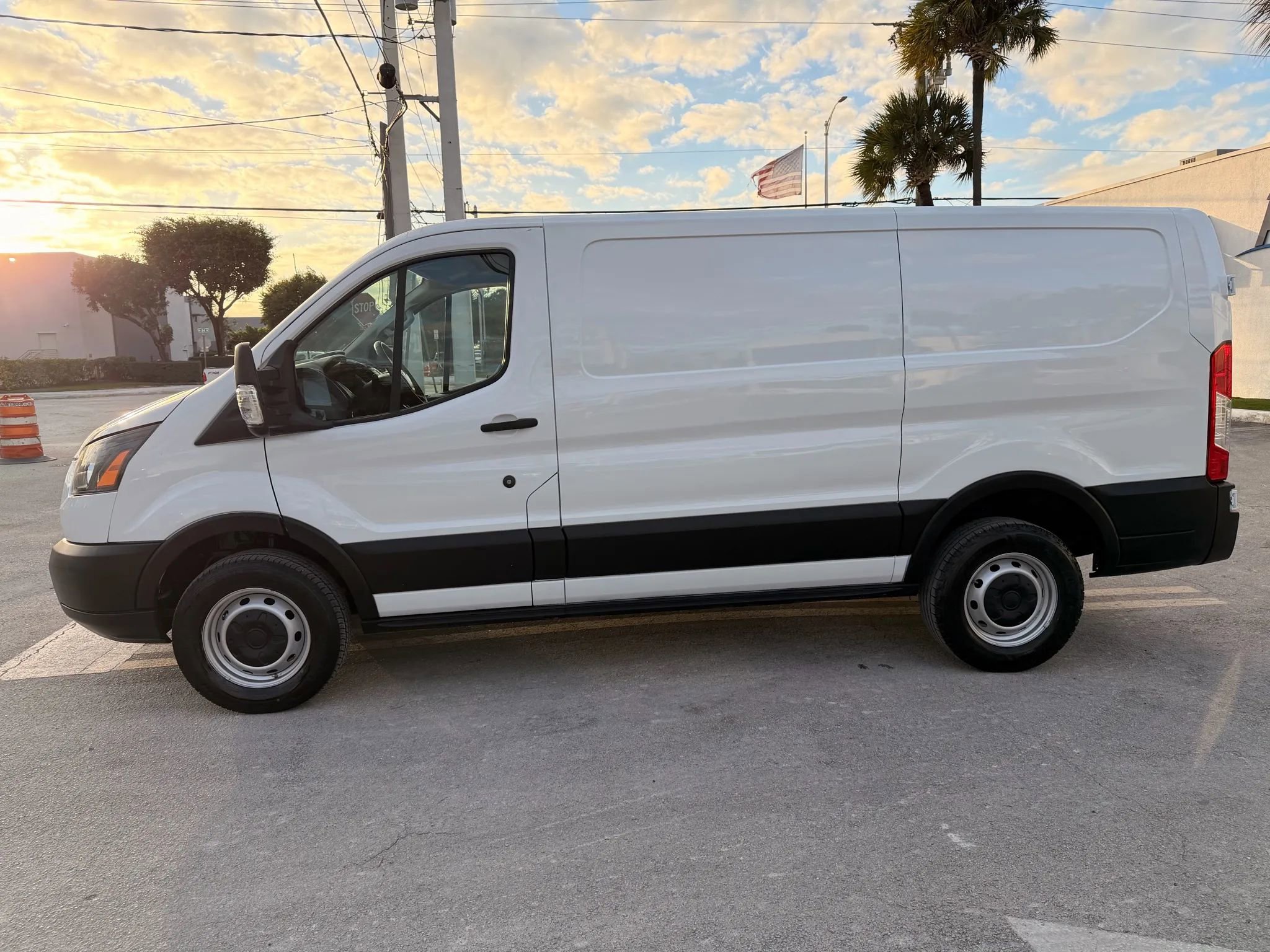 Used 2019 Ford Transit 250 130 Low Roof image 4