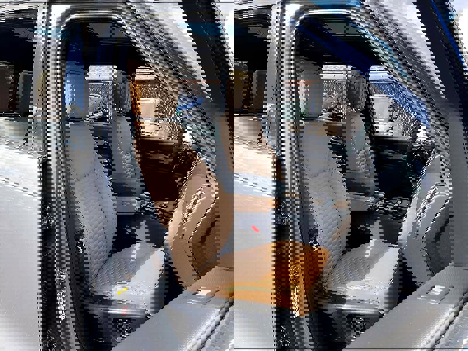 Used 2025 Land Rover Discovery Dynamic SE image 8