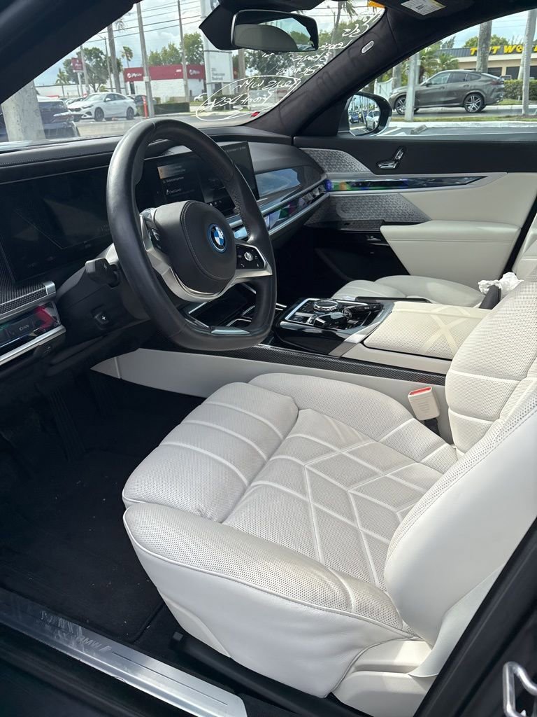 Used 2023 BMW i7 xDrive60 AWD/4WD image 2