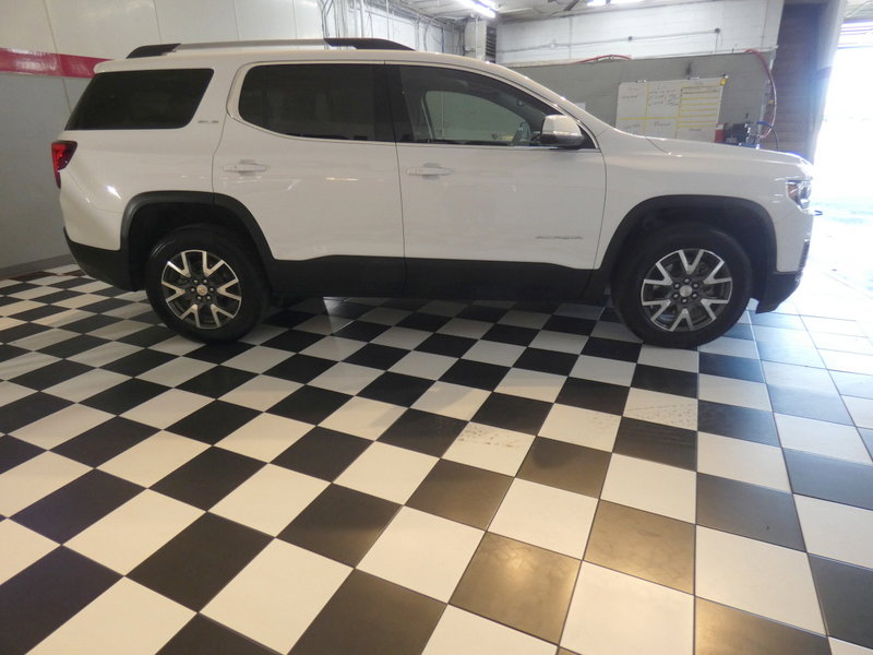 Used 2023 GMC Acadia SLE w/ Driver Convenience Package image 4