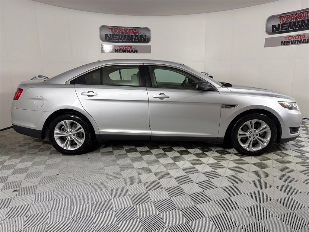 Used 2017 Ford Taurus SE image 2
