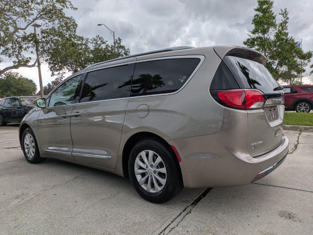Used 2018 Chrysler Pacifica Touring-L FWD image 6