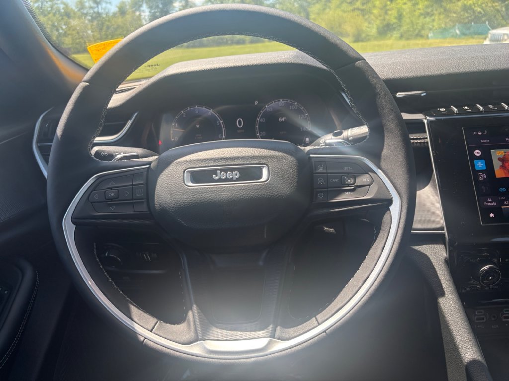 New 2025 Jeep Grand Cherokee Laredo X w/ Luxury Tech Group I AWD/4WD image 32