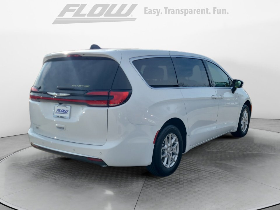 New 2026 Chrysler Pacifica Select image 7