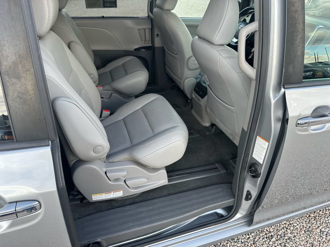 Used 2018 Toyota Sienna XLE w/ XLE Navigation Package AWD/4WD image 22