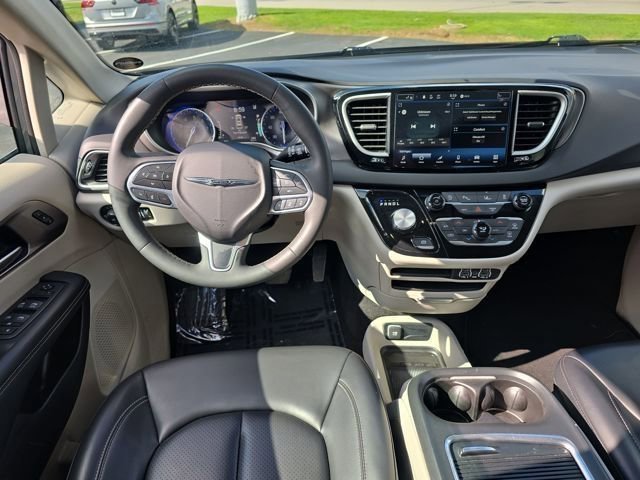 Used 2023 Chrysler Pacifica Touring-L FWD image 35