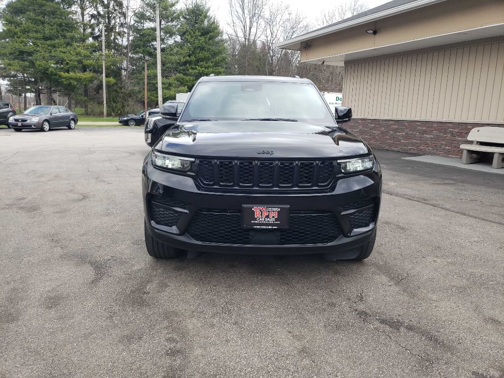 Used 2023 Jeep Grand Cherokee Altitude AWD/4WD image 2