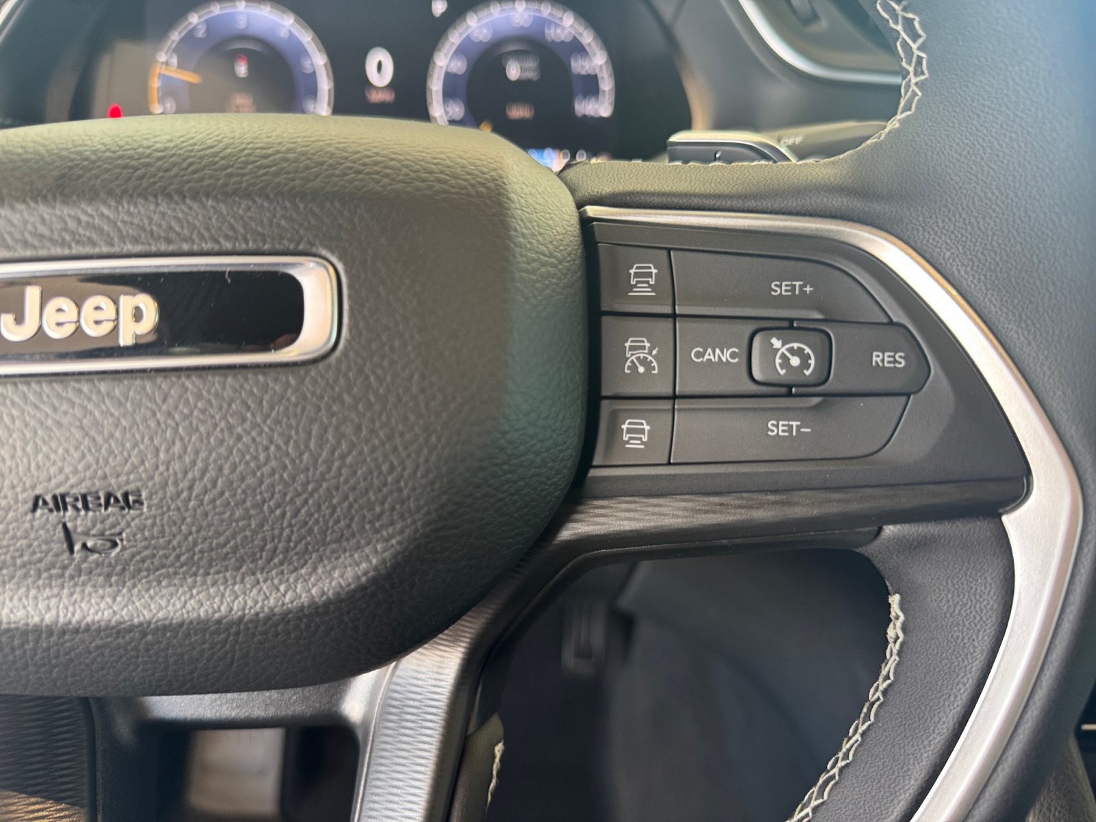 Used 2025 Jeep Grand Cherokee Laredo w/ Luxury Tech Group I AWD/4WD image 20
