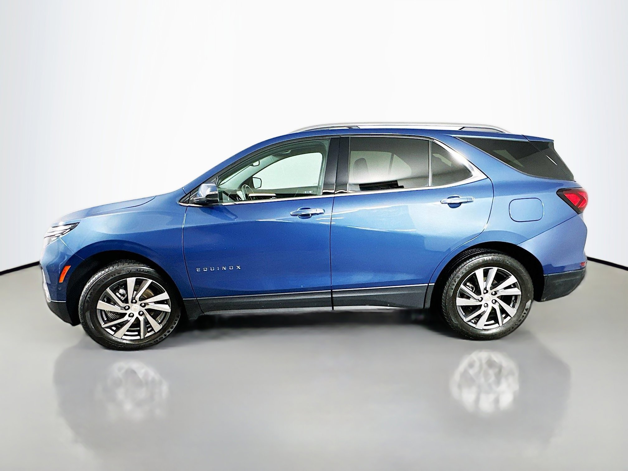 Used 2024 Chevrolet Equinox Premier AWD/4WD image 4