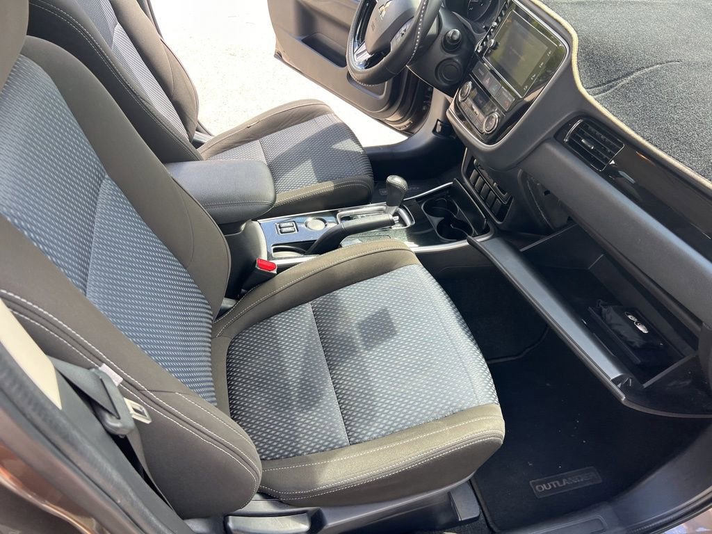 Used 2017 Mitsubishi Outlander SE image 32