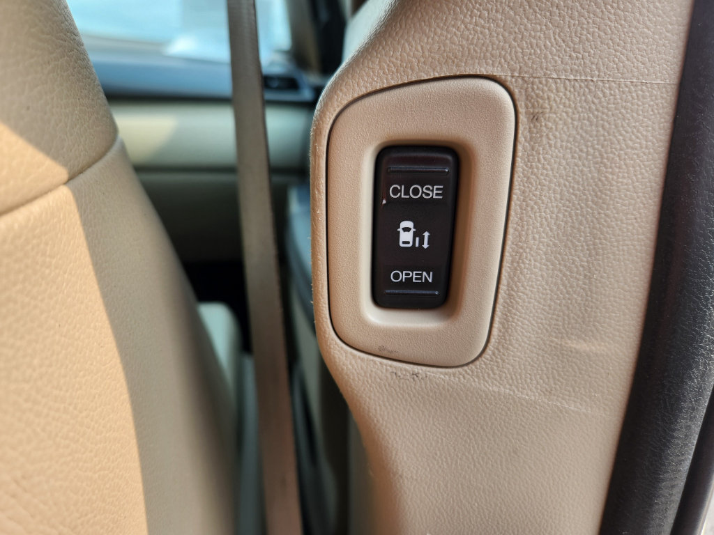 Used 2014 Honda Odyssey Touring Elite image 32