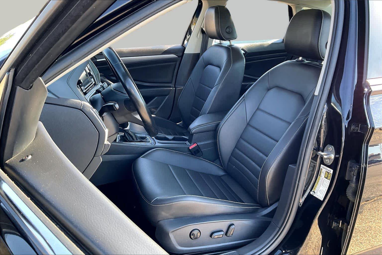 Used 2024 Volkswagen Jetta SE FWD image 8