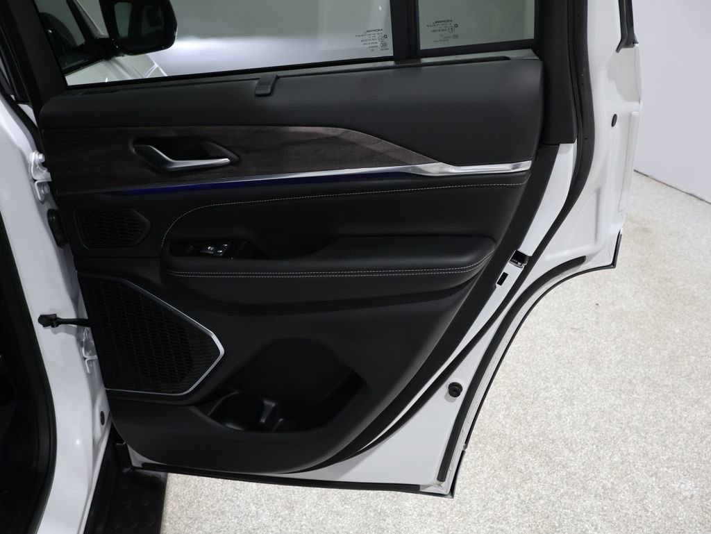 Used 2023 Jeep Grand Cherokee Overland w/ Luxury Tech Group IV image 22