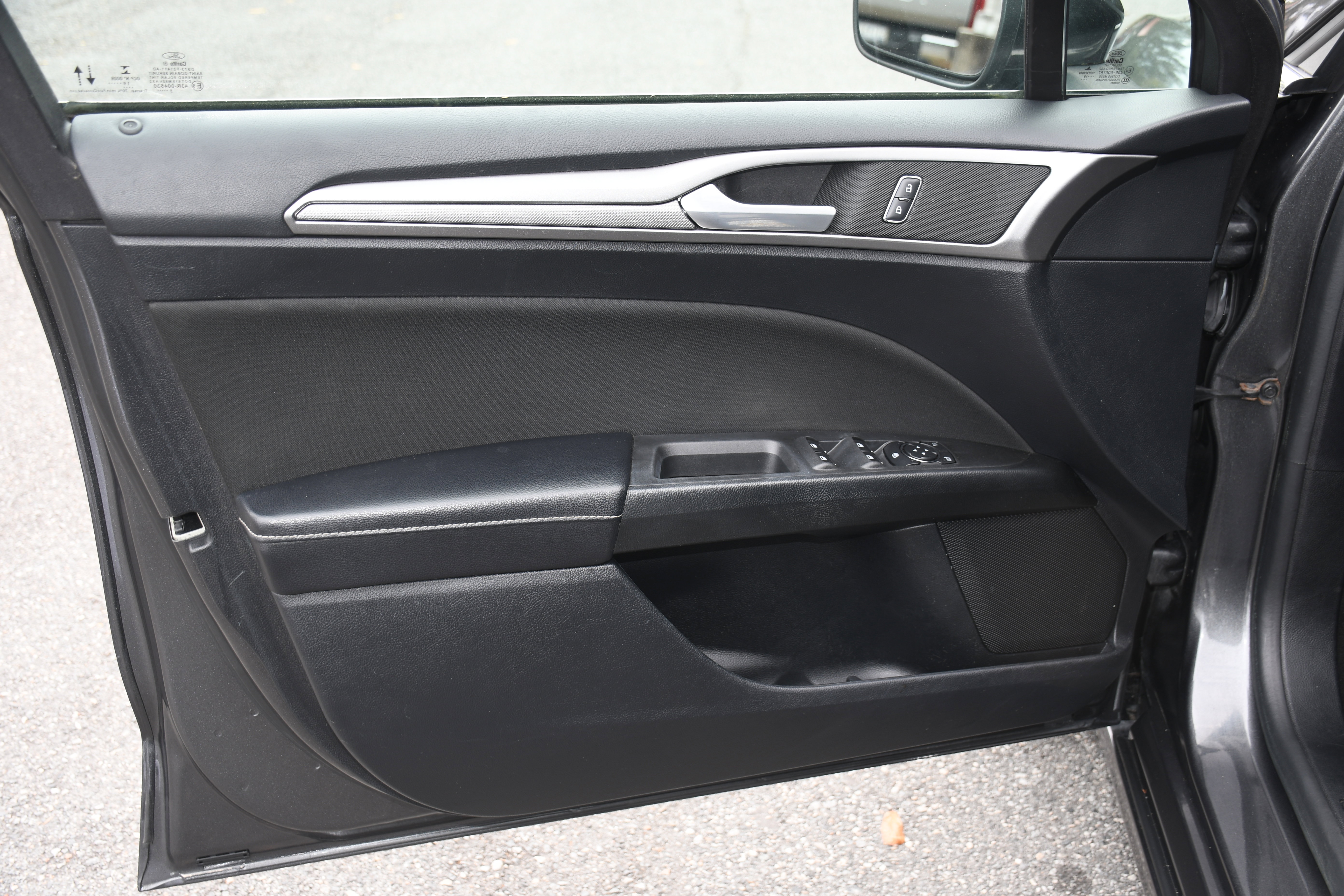 Used 2020 Ford Fusion SE image 9