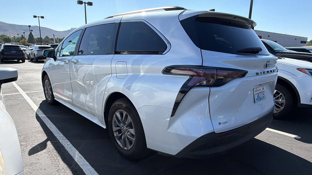 Certified 2025 Toyota Sienna XLE FWD image 3