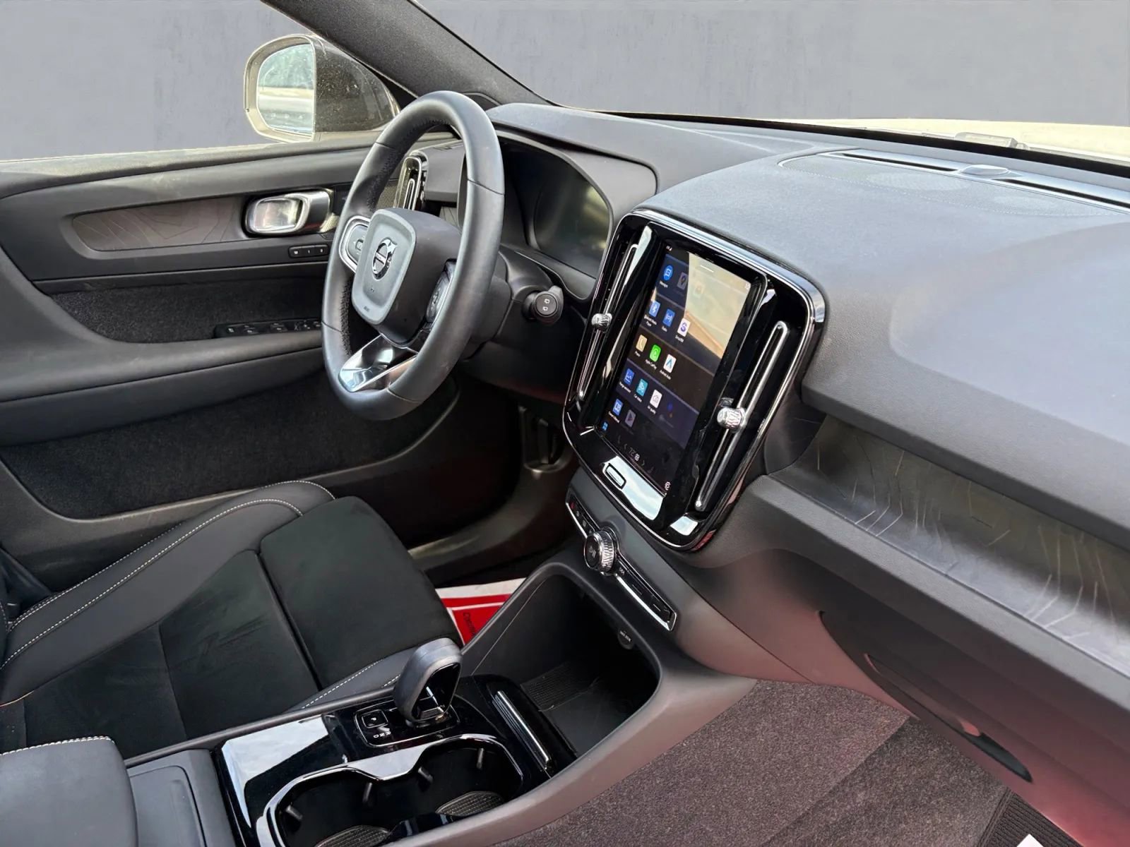 Used 2023 Volvo XC40 Recharge Plus image 21