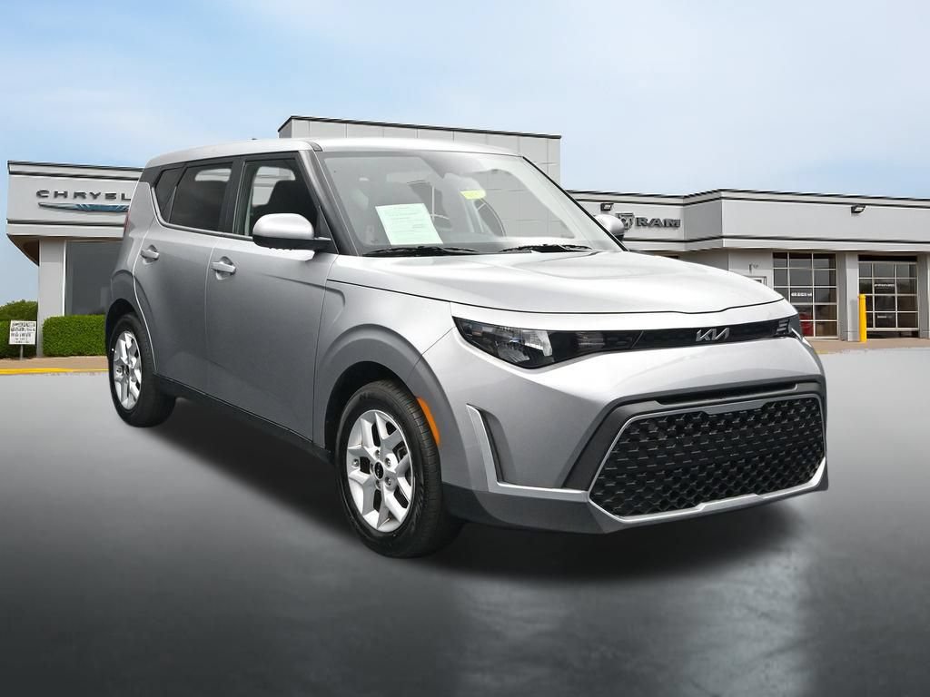 Used 2025 Kia Soul LX w/ LX Technology Package FWD image 7