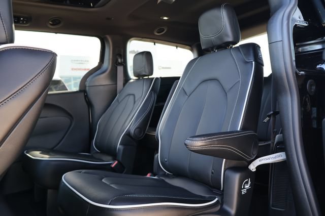 New 2026 Chrysler Pacifica Limited w/ Uconnect Theater Family Group FWD image 10