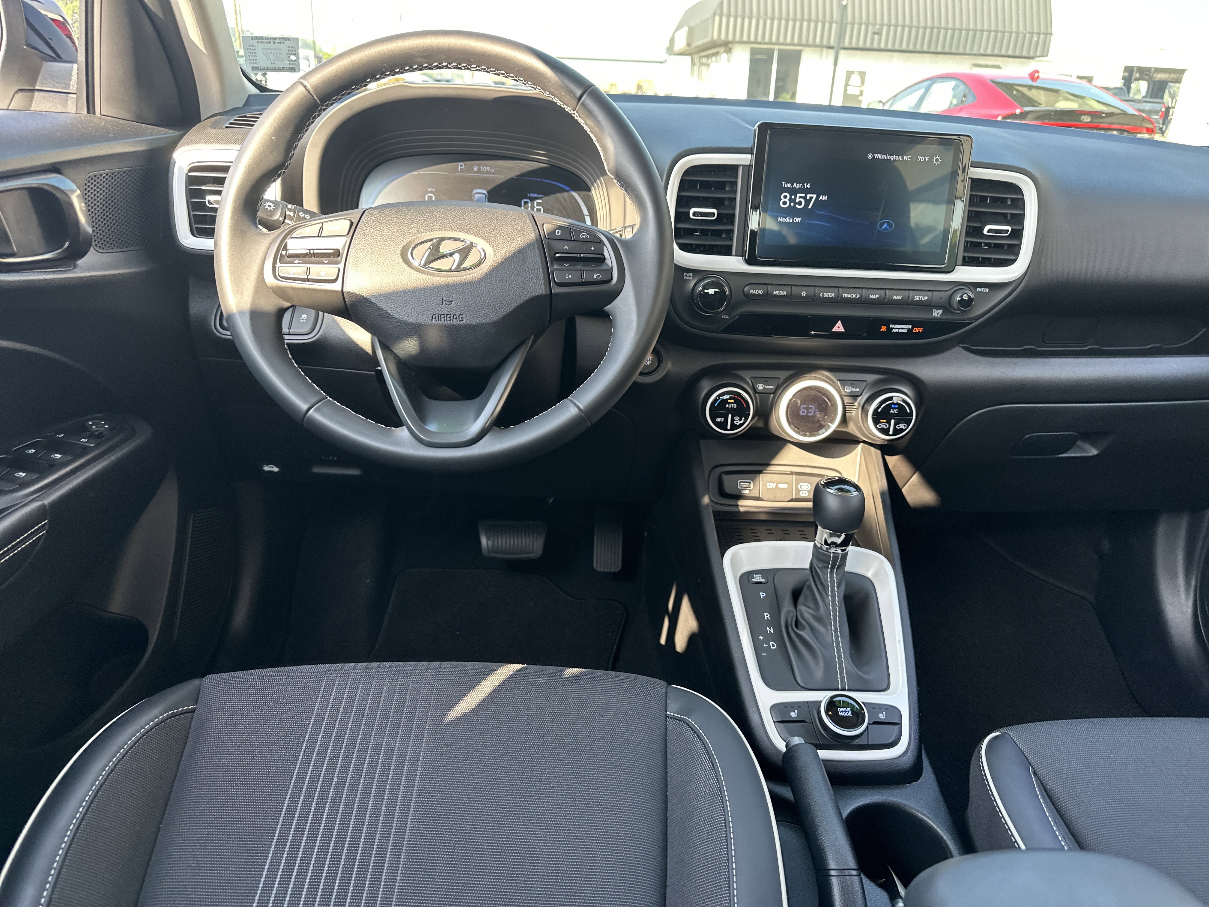 Used 2024 Hyundai Venue Limited image 15