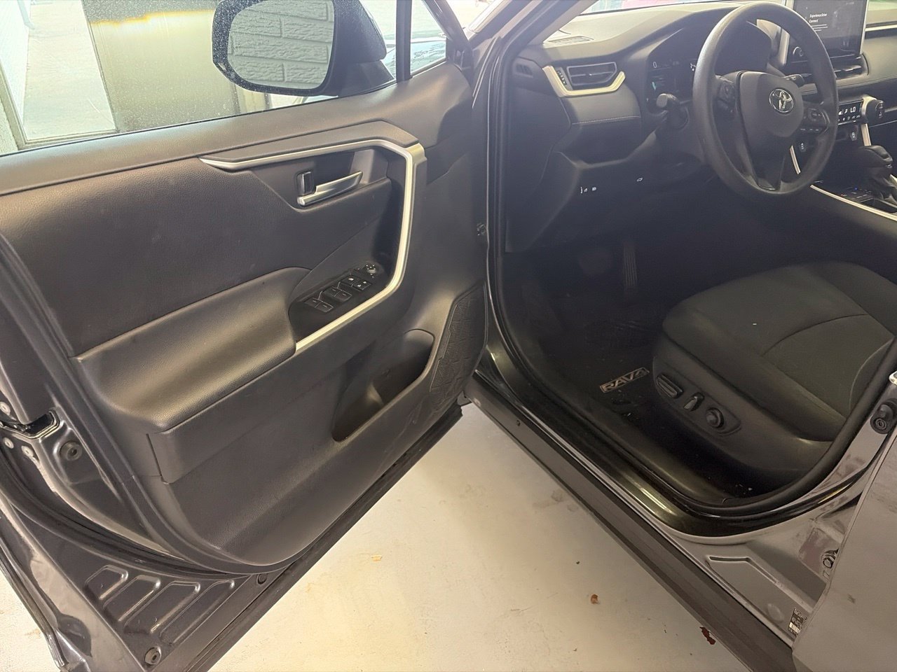 Used 2024 Toyota RAV4 XLE w/ Convenience Package FWD image 9