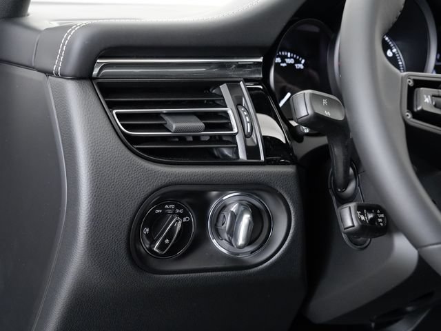 Certified 2025 Porsche Macan Turbo AWD/4WD image 12