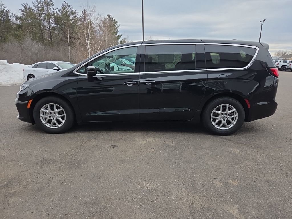 Used 2023 Chrysler Pacifica Touring-L FWD image 6