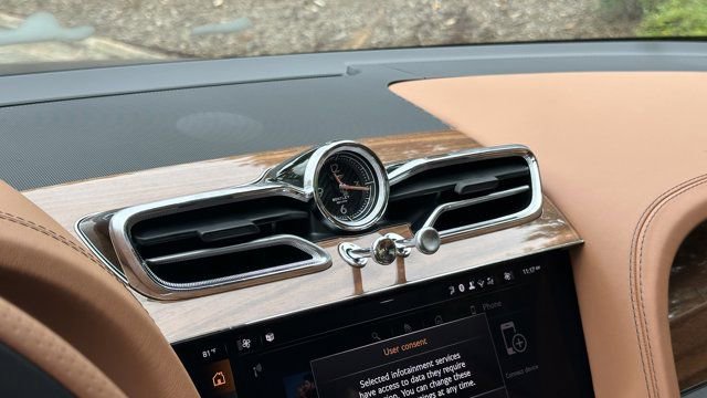 New 2025 Bentley Bentayga Plug-In Hybrid image 22