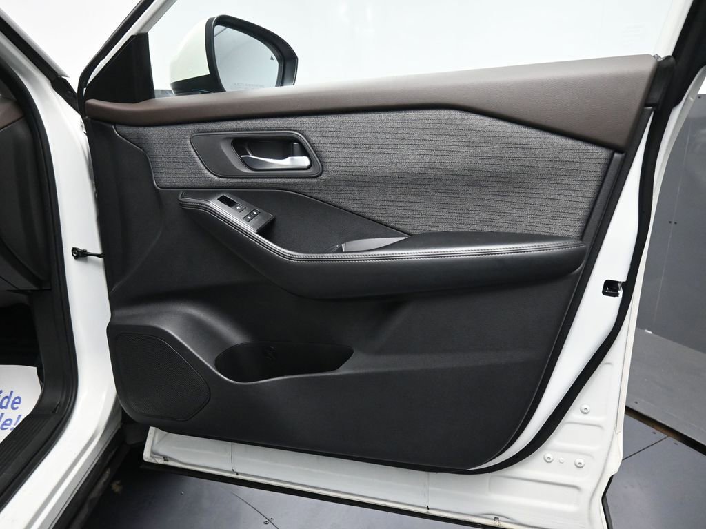 Used 2023 Nissan Rogue SV image 19