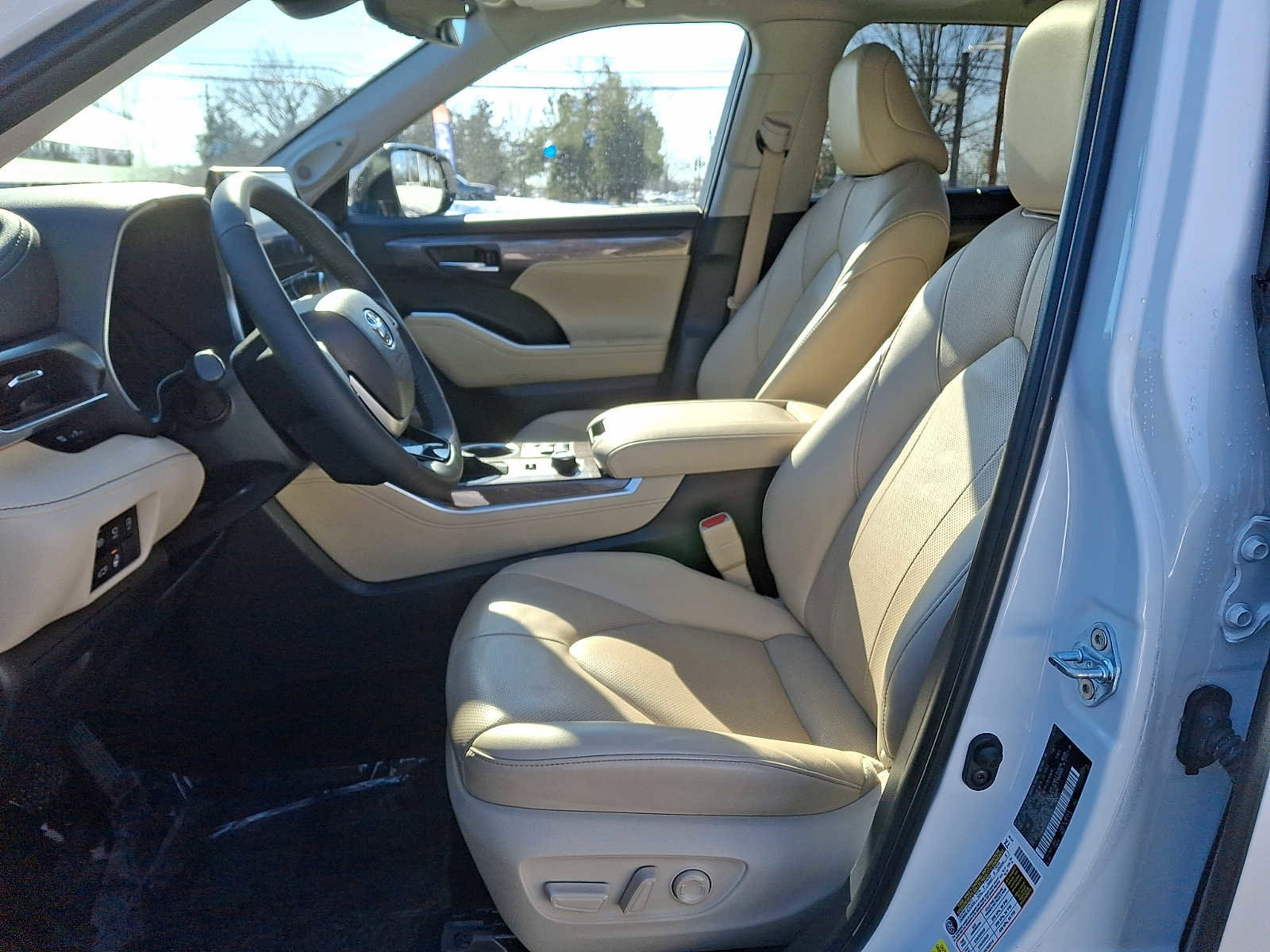 Used 2024 Toyota Highlander Limited image 12