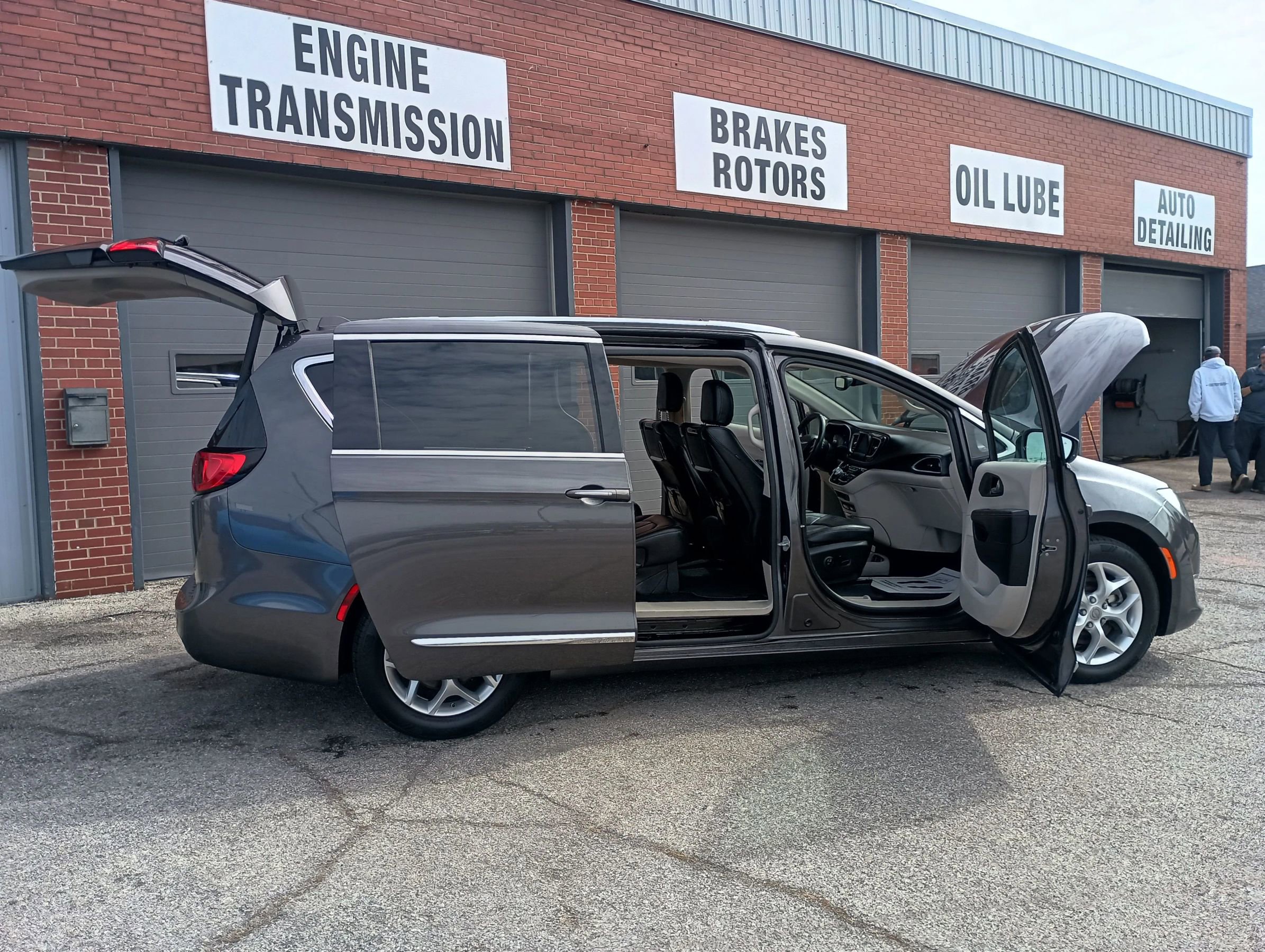 Used 2017 Chrysler Pacifica Touring-L Plus w/ Tire & Wheel Group image 6