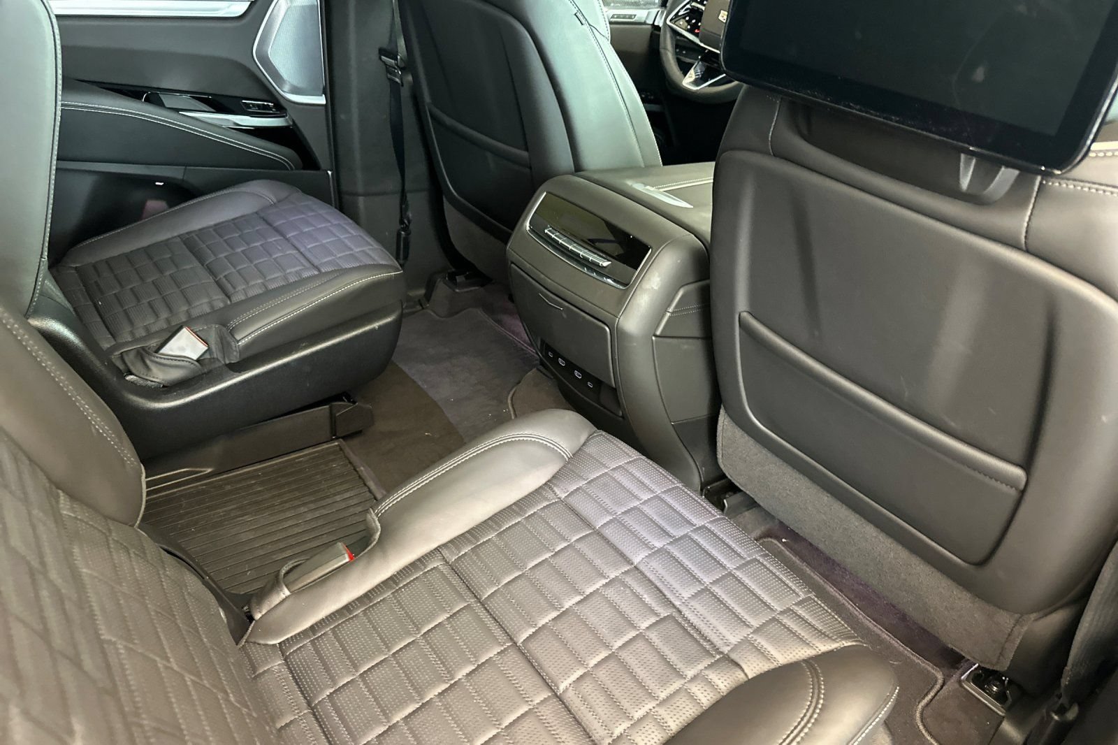 Certified 2025 Cadillac Escalade V w/ LPO, ONYX Package AWD/4WD image 17