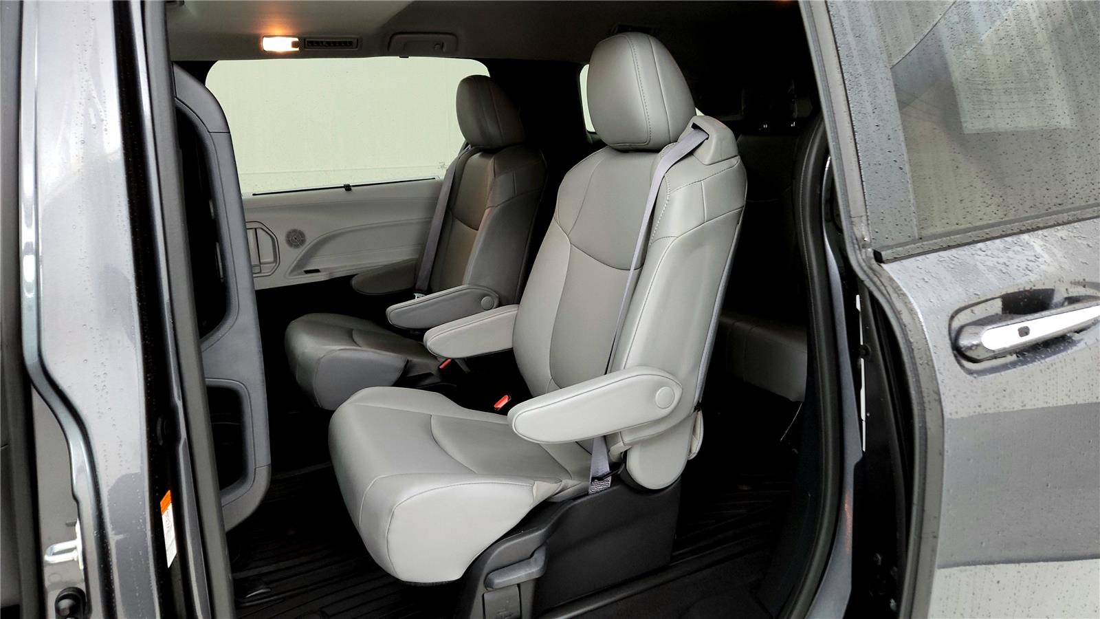 Used 2025 Toyota Sienna XLE w/ XLE Plus Package image 22