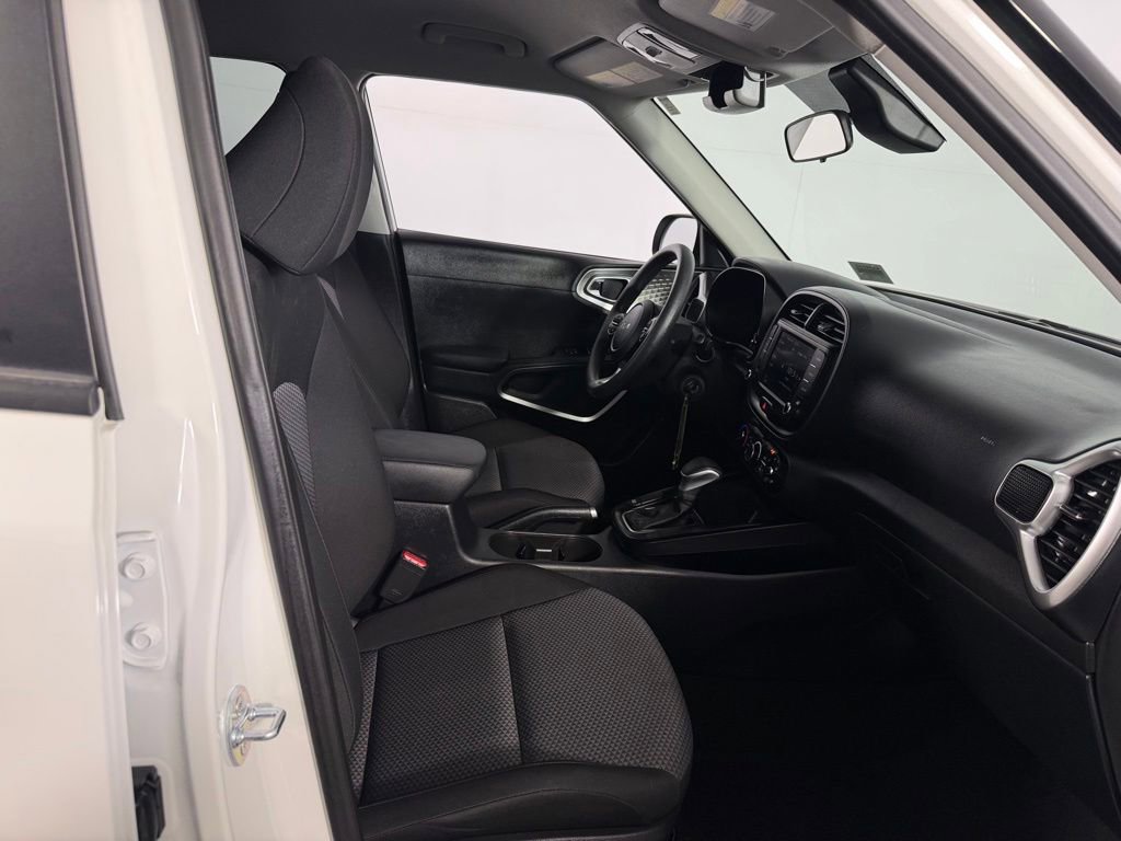 Used 2025 Kia Soul LX FWD image 33