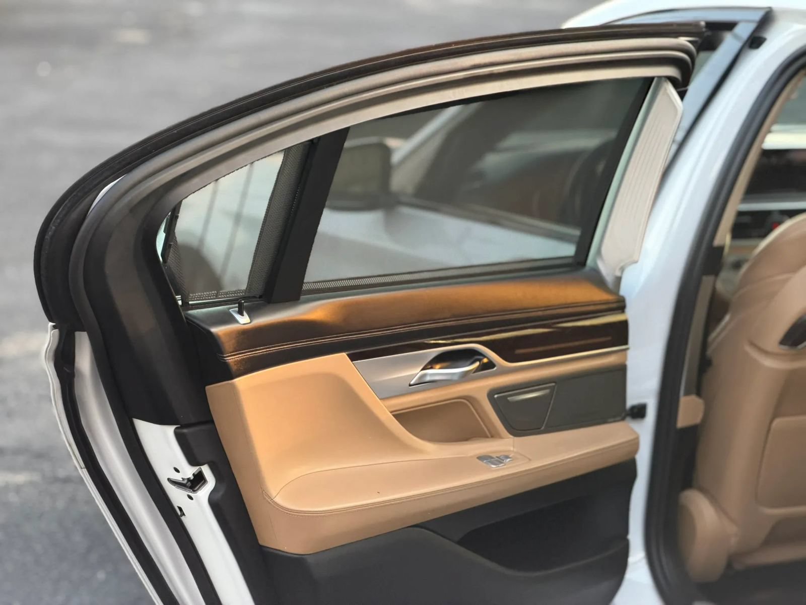 Used 2019 BMW 750i w/ Executive Package RWD image 6