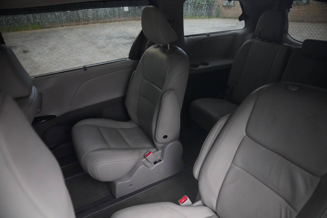 Used 2015 Toyota Sienna XLE w/ XLE Navigation Package AWD/4WD image 28
