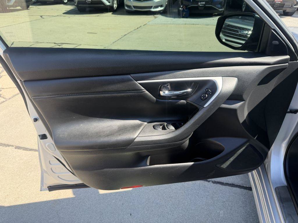Used 2016 Nissan Altima 3.5 SL w/ 3.5 Technology Package FWD image 9