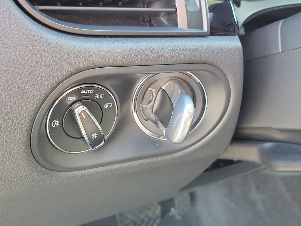 Used 2023 Porsche Macan Turbo AWD/4WD image 13