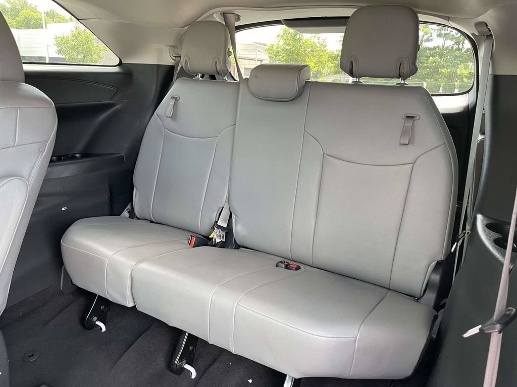 Used 2025 Toyota Sienna XLE FWD image 12