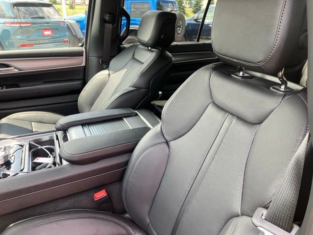 New 2026 Jeep Grand Wagoneer Limited AWD/4WD image 13