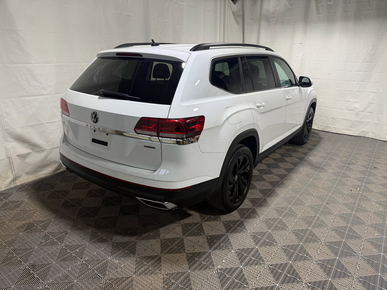 Used 2022 Volkswagen Atlas SE w/ Black Wheel Package image 6