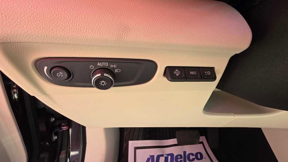 Used 2023 Buick Envision Avenir image 12