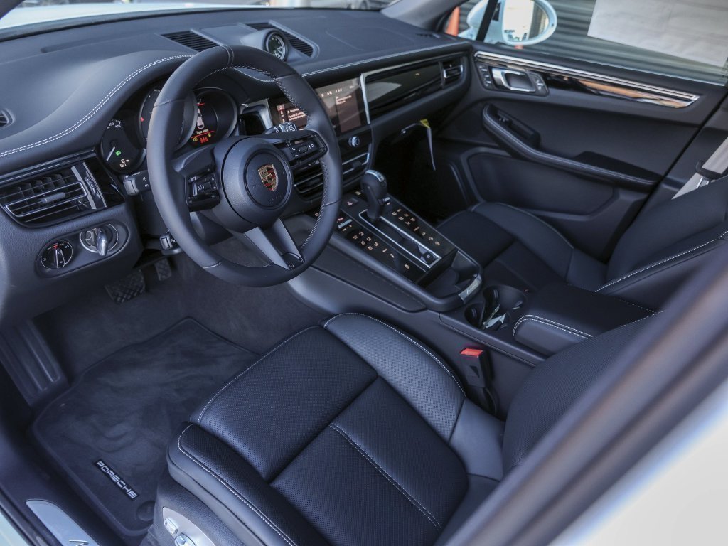 Certified 2026 Porsche Macan S AWD/4WD image 4