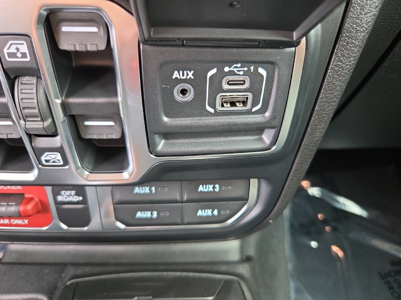 New 2026 Jeep Gladiator Mojave w/ Steel Bumper Group AWD/4WD image 26