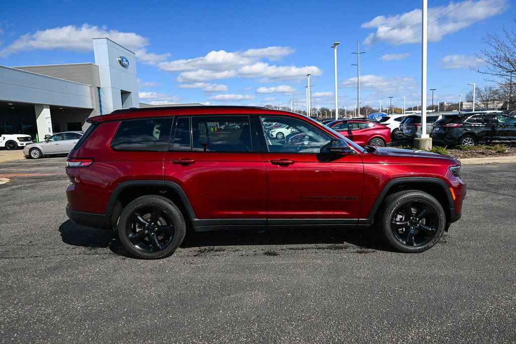 Used 2023 Jeep Grand Cherokee L Laredo image 3