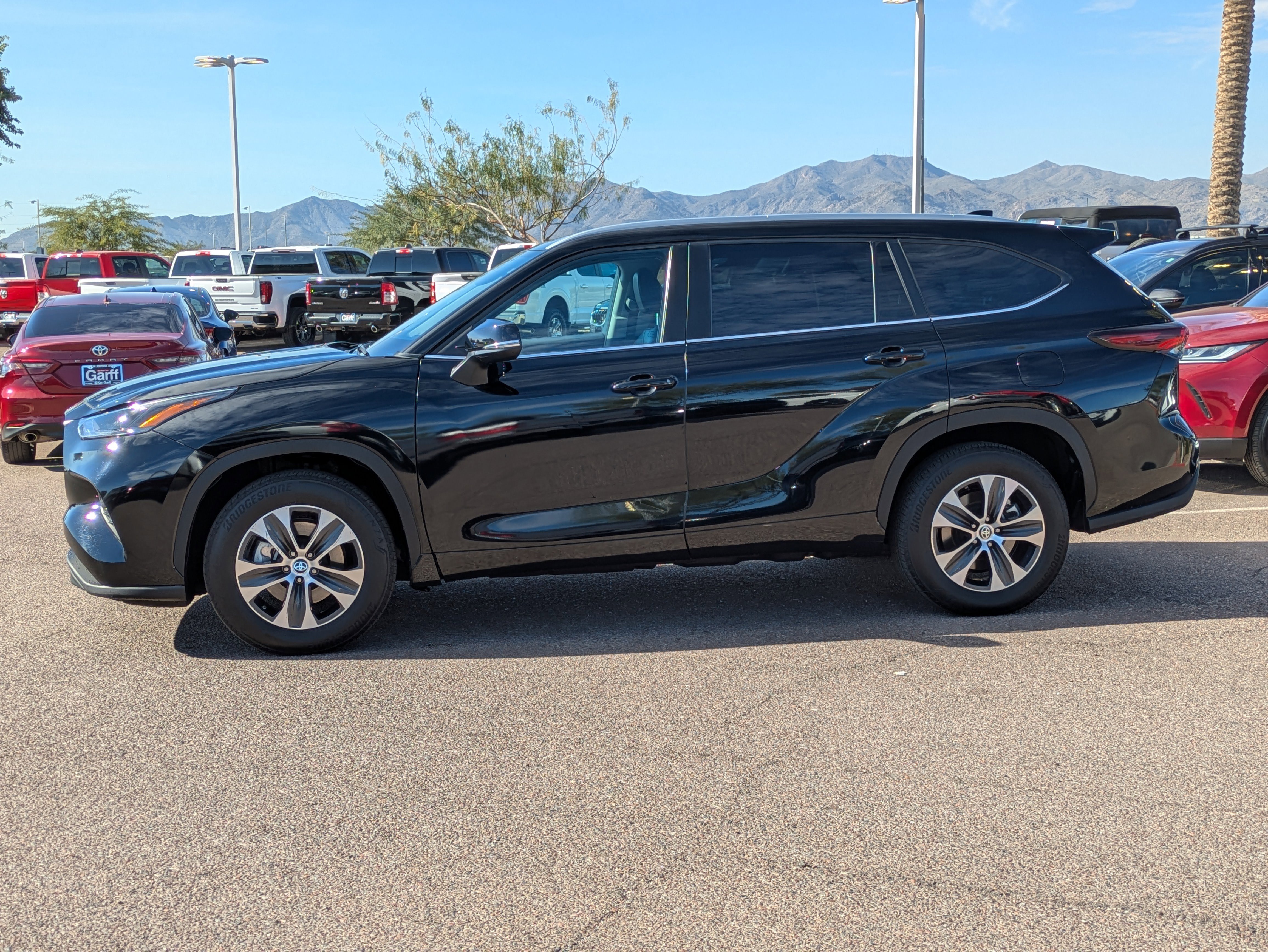 Used 2024 Toyota Highlander XLE image 6