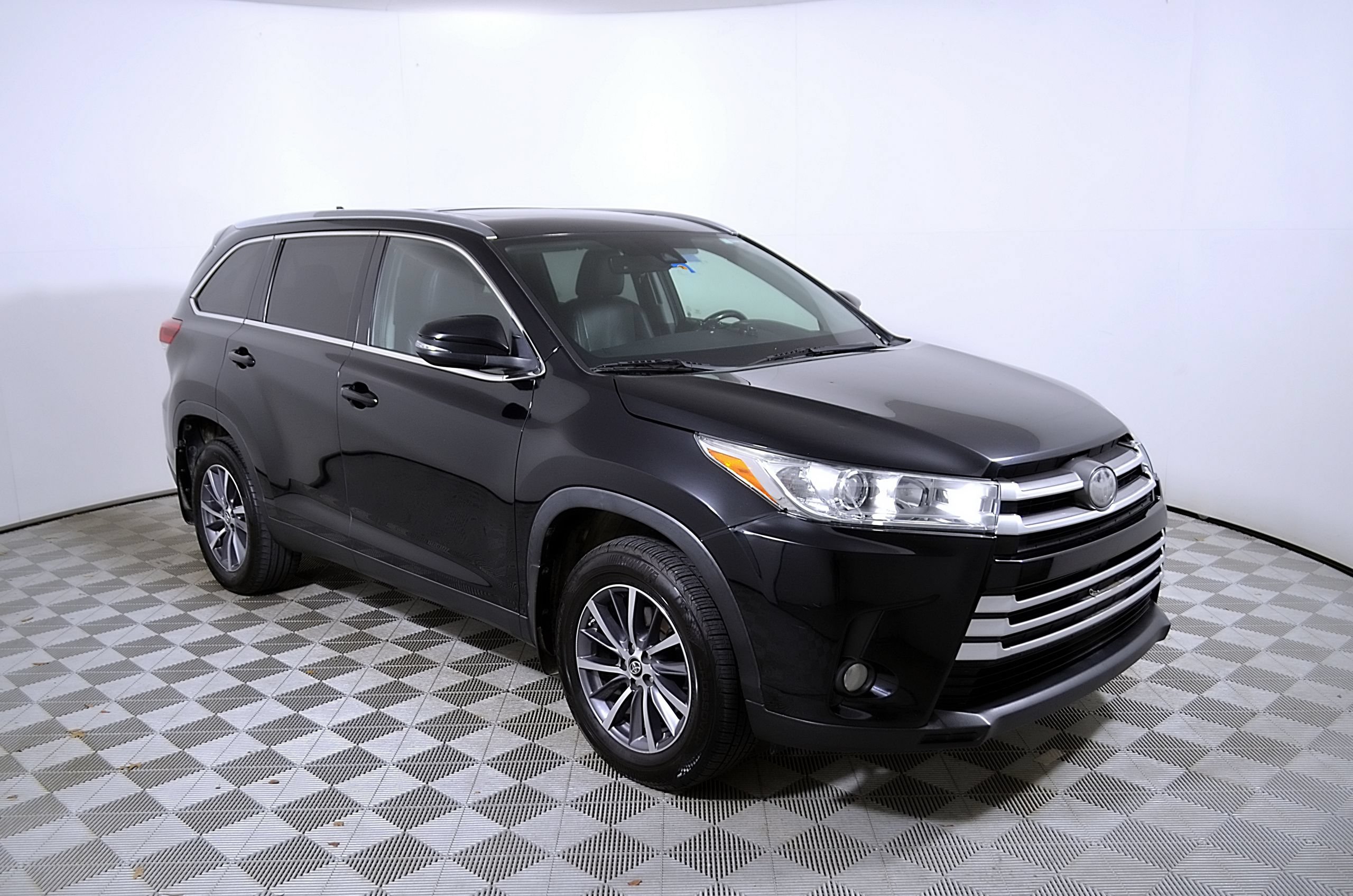 Used 2019 Toyota Highlander XLE AWD/4WD image 6