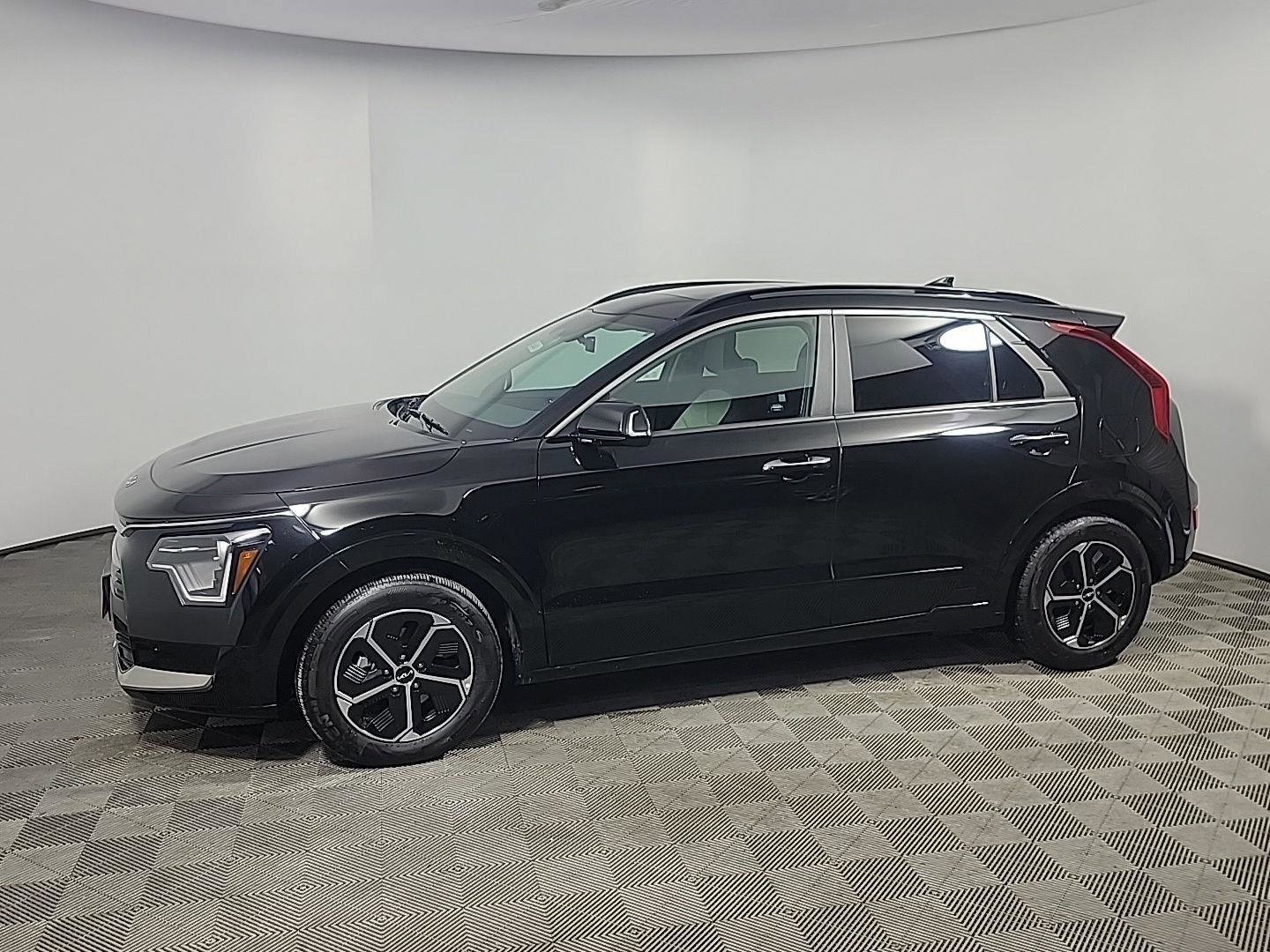 Used 2025 Kia Niro SX image 11